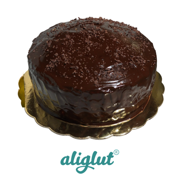 Tortas de vainilla o chocolate sin gluten, elaboradas con harinas de arroz, maíz y yuca, disponibles en tamaños de 22cm, 16cm o 13cm, con glaseado de chocolate.